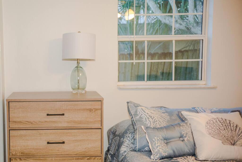 Charming Home, Minutes From The Beach Vero Beach Exteriör bild